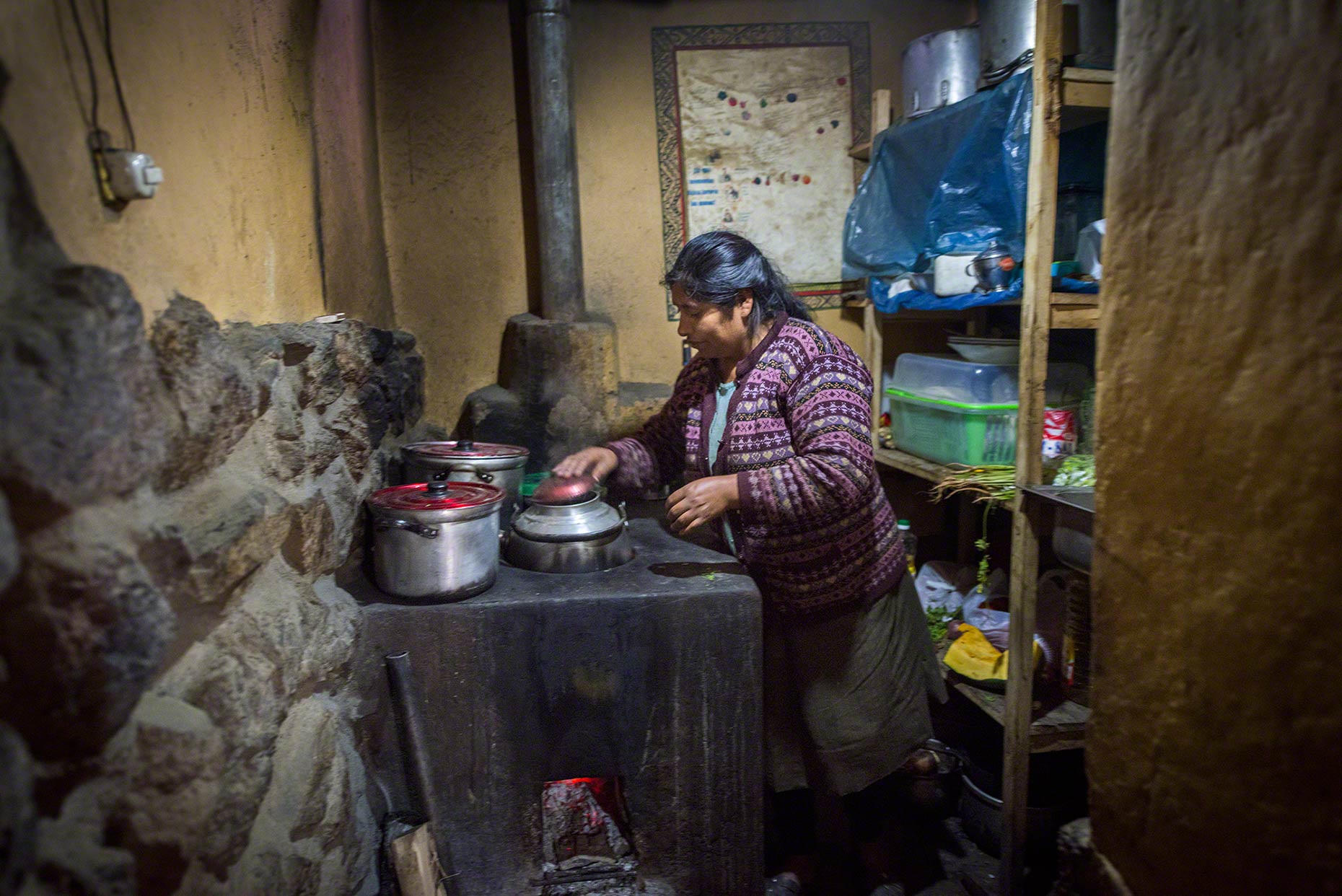  El Comedor
Jose Antonio’s mother cooking potatoes in the family’s small kitchen. Potatoes are often all that is available to the family.
